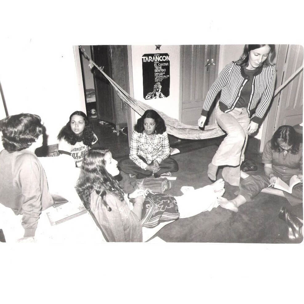 Reunião do grupo feminista original na casa de Mirian Chrystus em 1976.