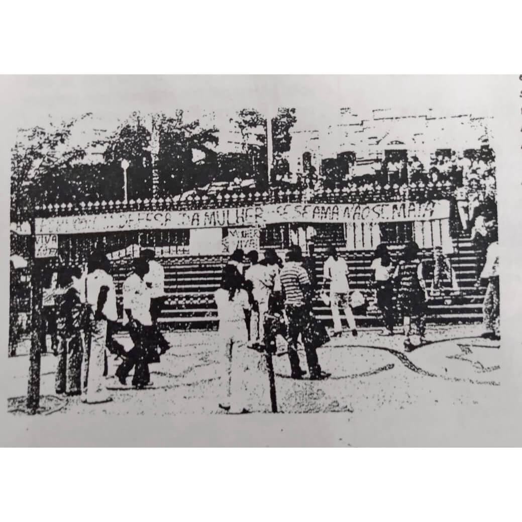 Manifestantes começam a chegar ao ato público das mineiras. Fim de tarde em frente da escadaria da Igreja São José em 18.08.1980 (xerox de jornal das ativistas c/ foto de Kao Martins)