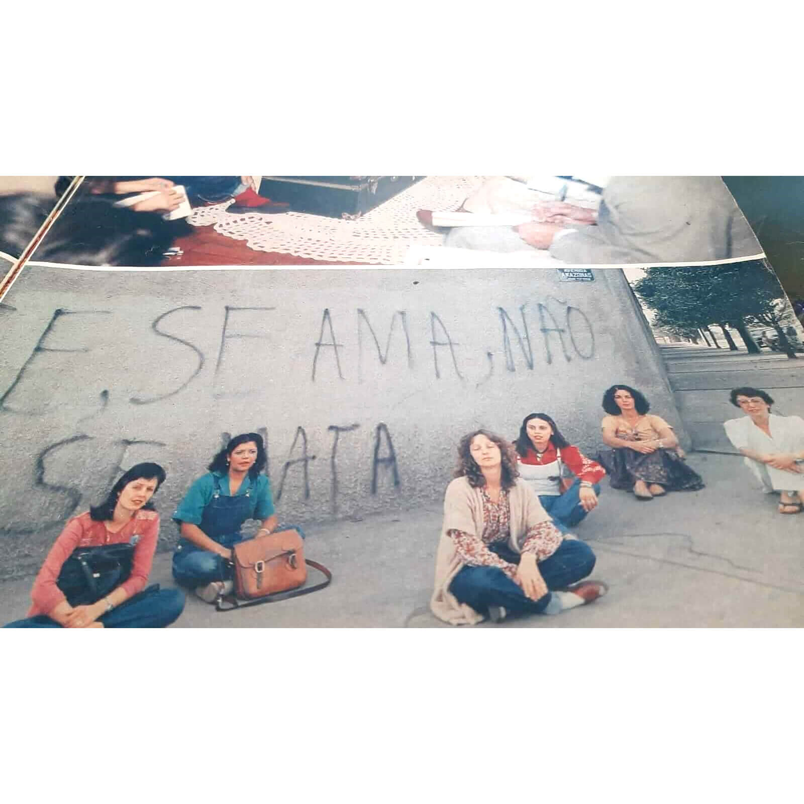 Foto de Nelson Aranha/Manchete mostra as mineiras na pichação que inspira de seu slogan. Celina Albano (macacão jeans e blusa azul) e a loira Mirian Chrystus (casaco claro e raros cabelos longos)